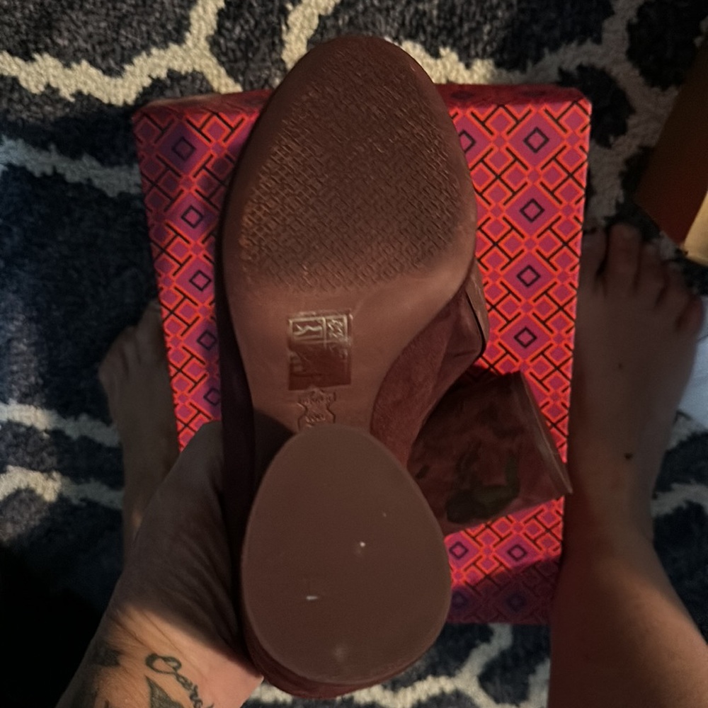 NIB never worn plum suede Tory Burch shoes size 7.5 - Picture 5 of 7